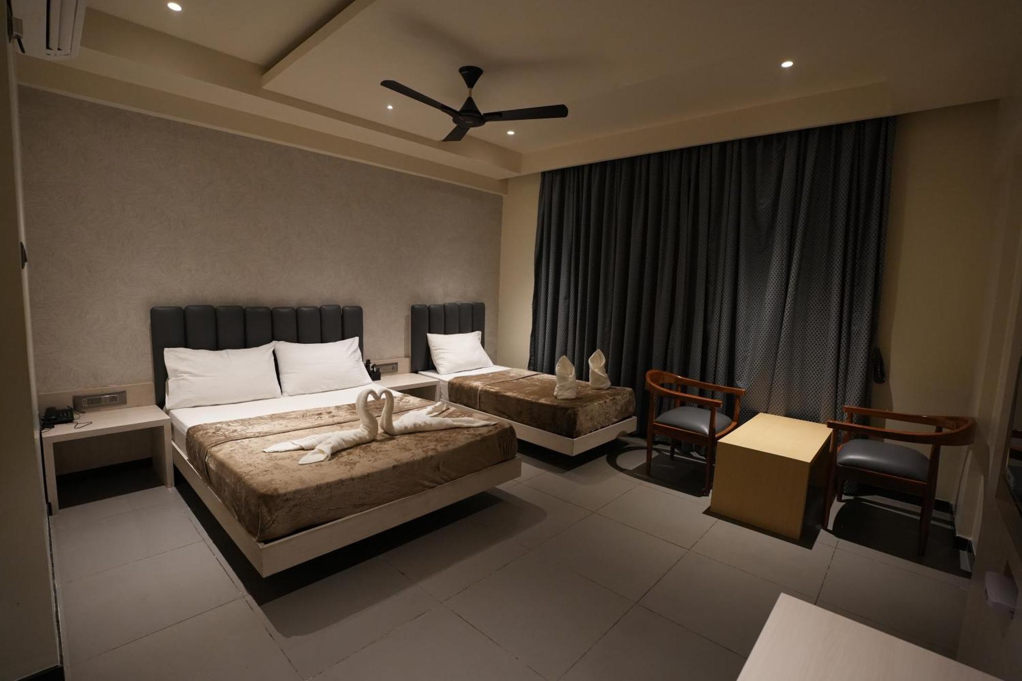Hotel Swathi 호스펫 외부 사진
