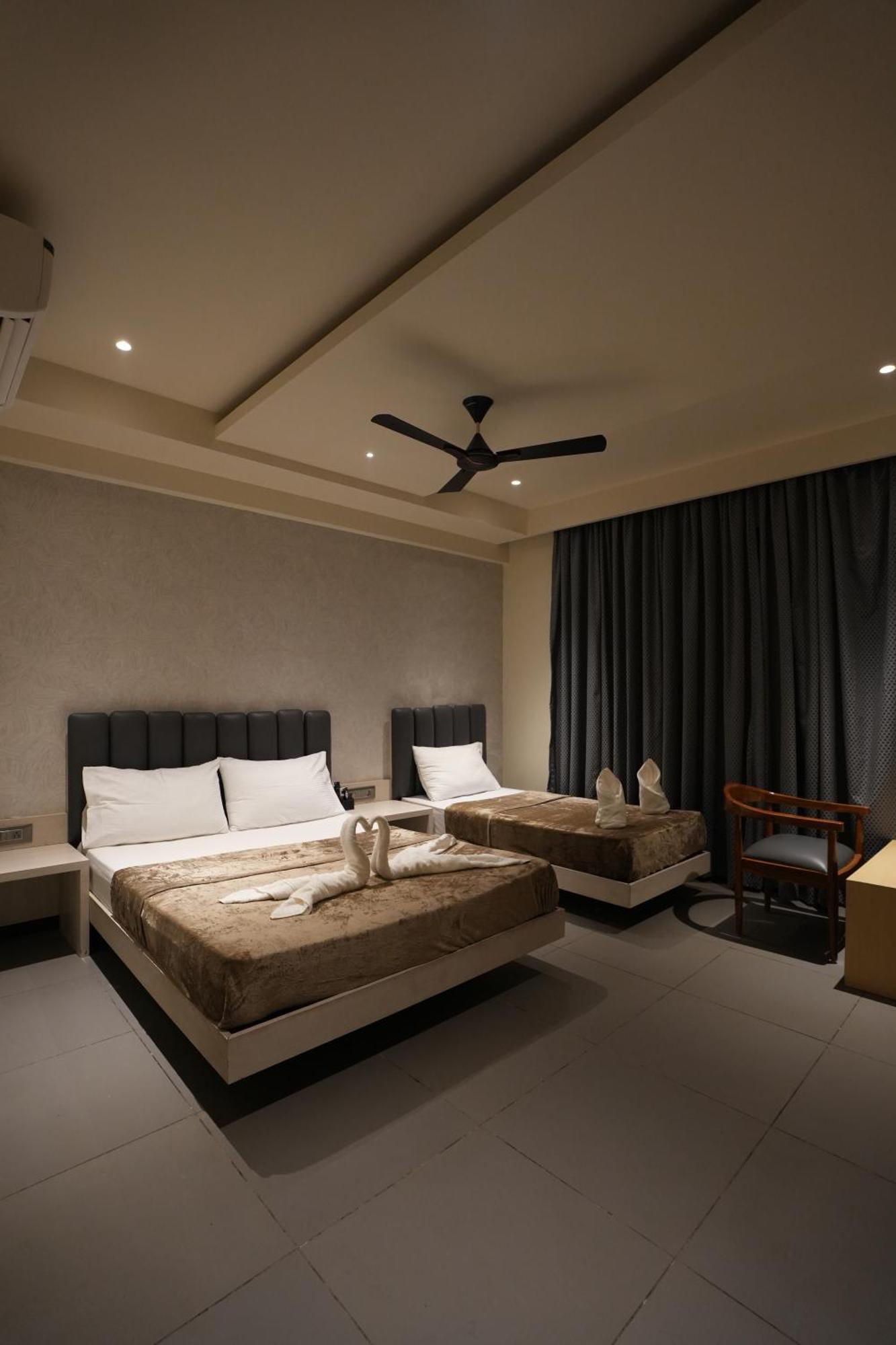 Hotel Swathi 호스펫 외부 사진