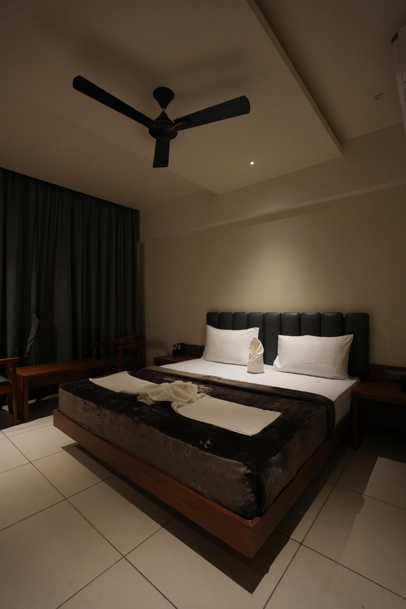 Hotel Swathi 호스펫 외부 사진