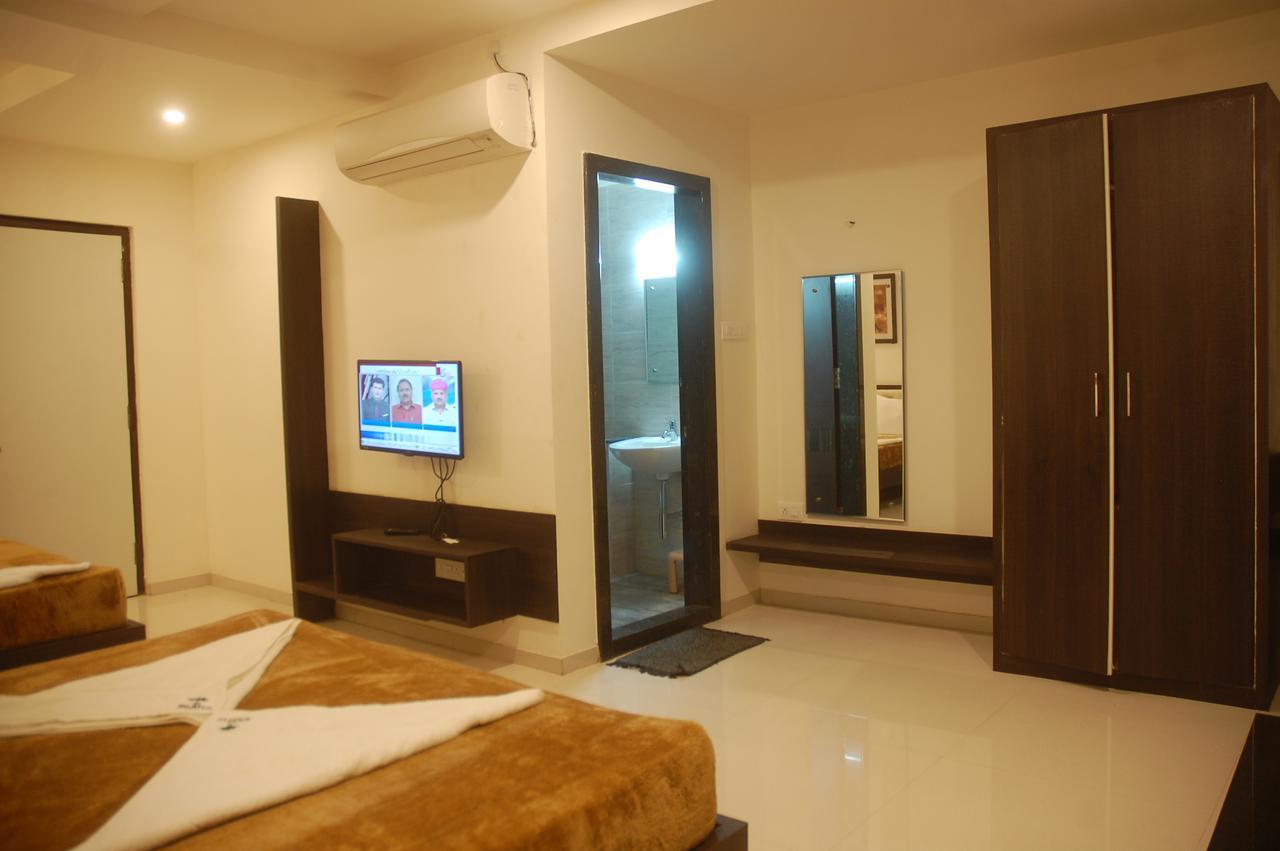 Hotel Swathi 호스펫 외부 사진