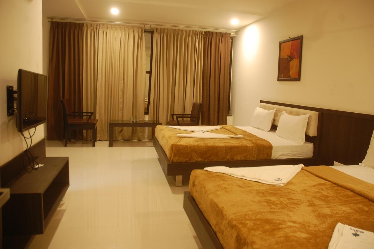 Hotel Swathi 호스펫 외부 사진